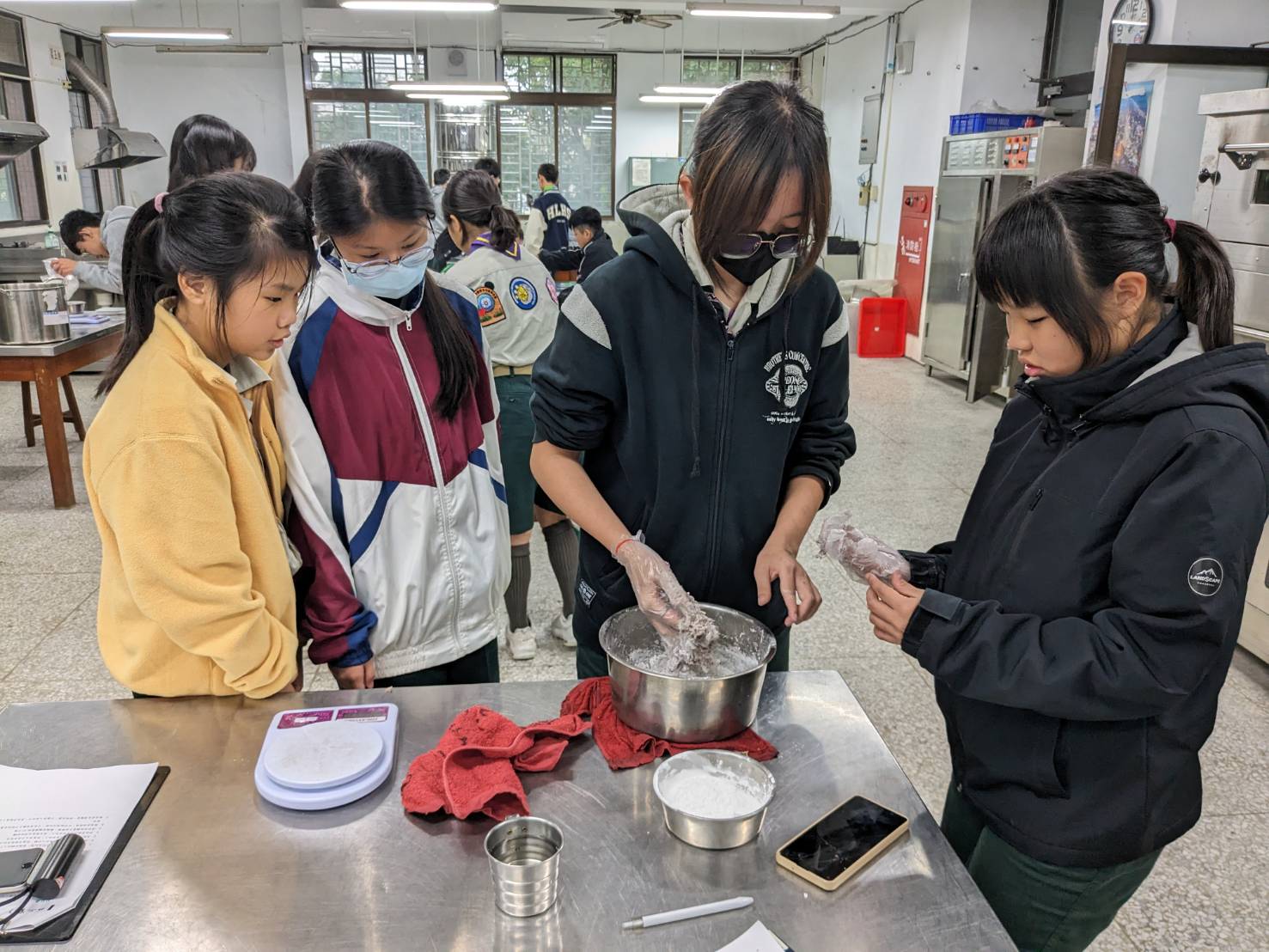 加入樹薯粉揉製成糰